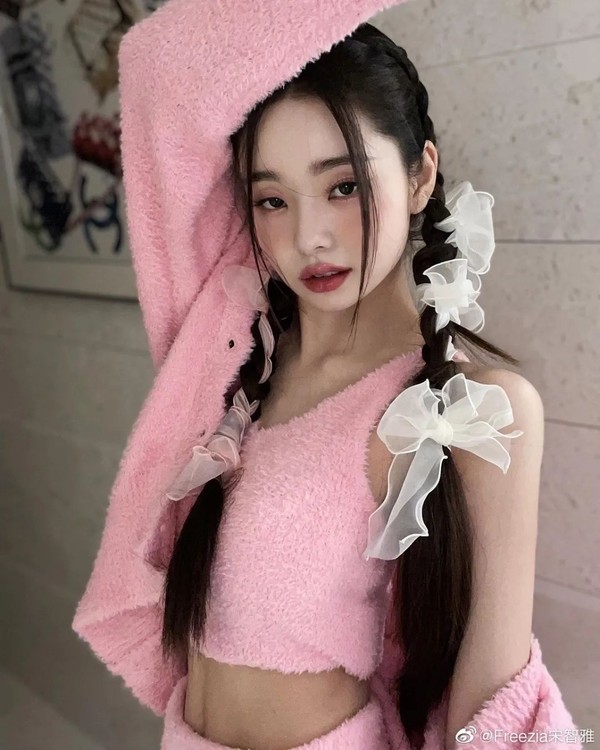 这富婆姑娘的化妆台要被扒疯了！