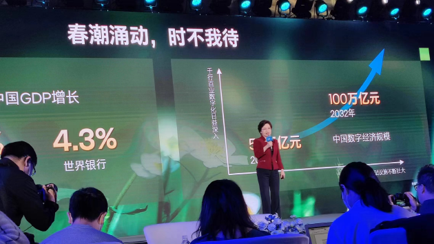 我翻遍了刘雯的私服照，发现想穿得简单又好看，这几点很重要！