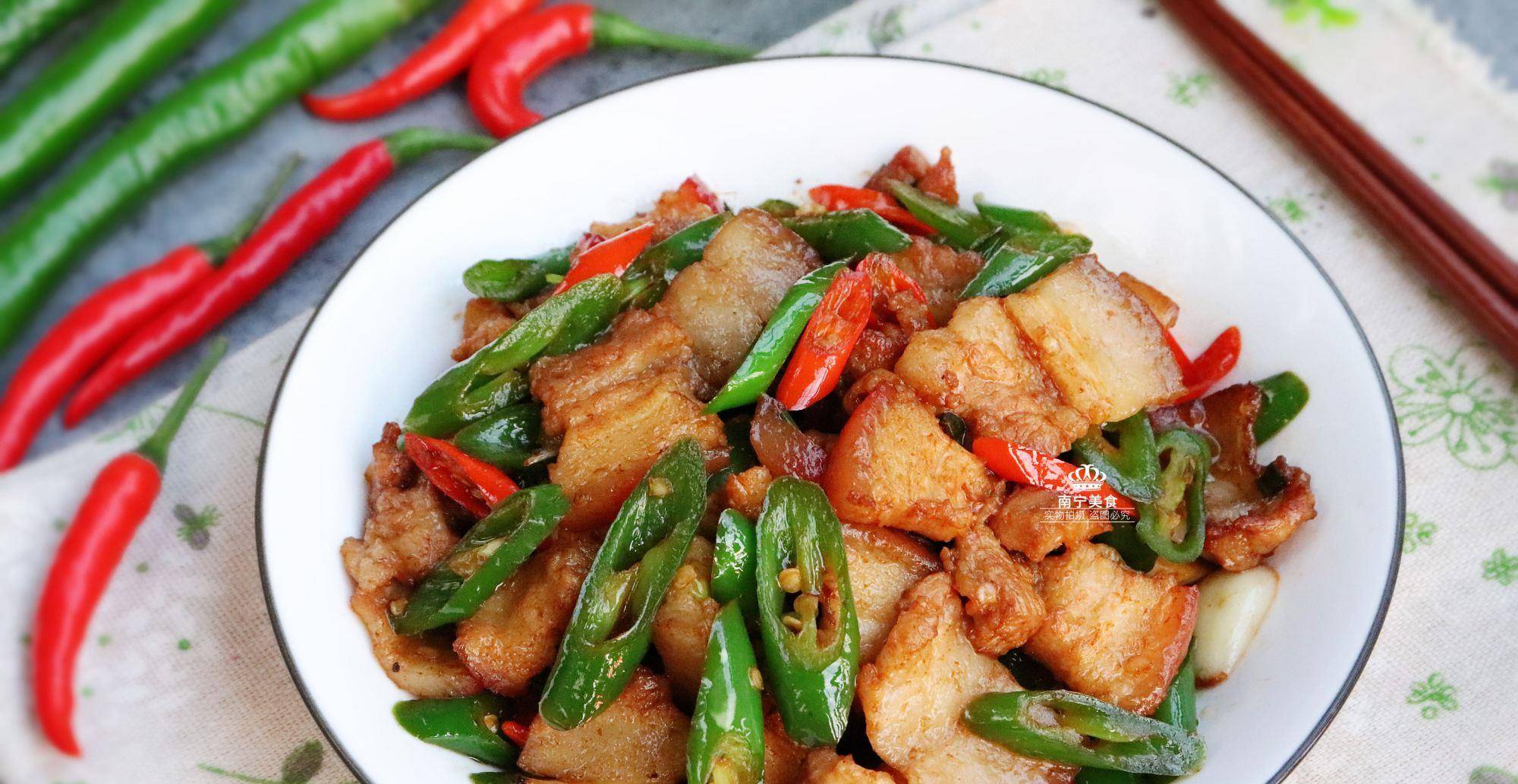 辣椒炒肉时，先炒肉还是辣椒？教你正确做法，肉质酥香不腻特下饭