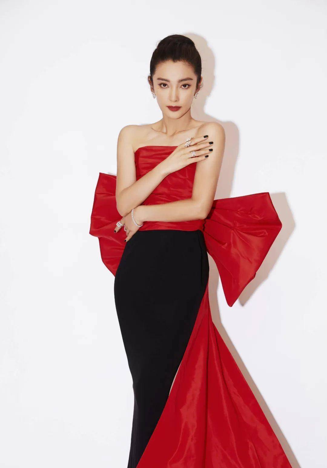 救命！女明星的精修图和生图也差太远了…