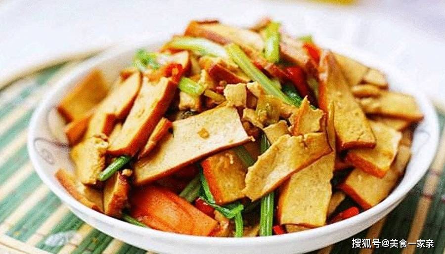 炒香干时，可否需要先焯水？大厨示范这样做，香干更入味