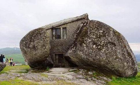 世界上最“孤独”的房子，建在石头缝之间，没水没电却成了热门景点